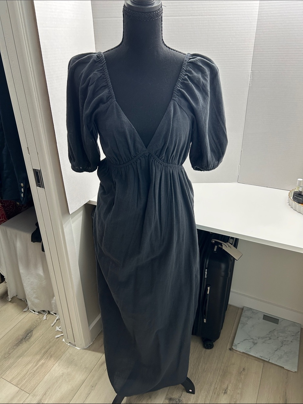 Billabong Black Puff-Sleeve V-Neck Maxi Dress Size Medium NWOT